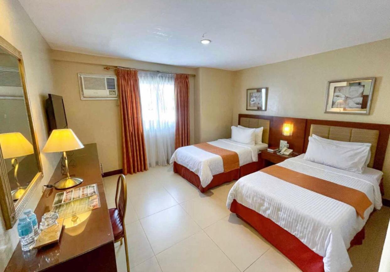 Royal Garden Hotel Ozamiz Extérieur photo
